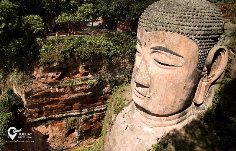 Lạc Sơn Đại Phật được xem như một biểu tượng tôn giáo lớn ở Việt Nam. Hình ảnh Đức Phật bằng đá cỡ lớn đang ngồi trên một lớp hoa sen trên mặt hồ làm cho nó trở thành một trong những điểm tham quan nổi bật nhất ở Hà Nam. Hãy xem ảnh để tìm hiểu thêm về vẻ đẹp tinh tế của địa điểm này.